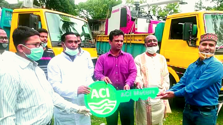 চৌদ্দগ্রামে ২ কৃষক পেল কম্বাইন হারভেস্টার ধান কাটার মেশিন