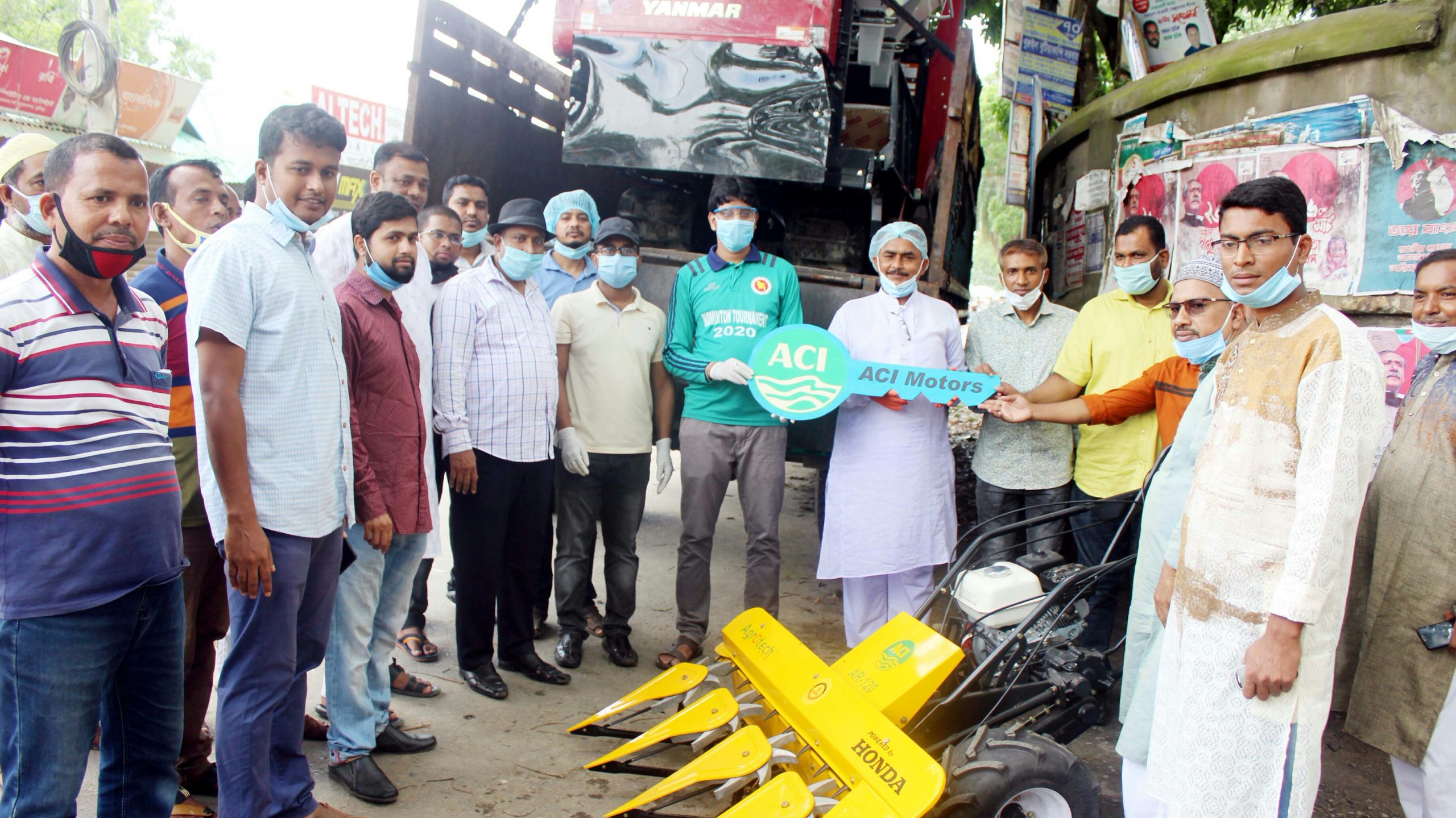 মুরাদনগরে এমপির ভর্তুকিতে কৃষকদের মাঝে ধান কাটার মেশিন বিতরণ