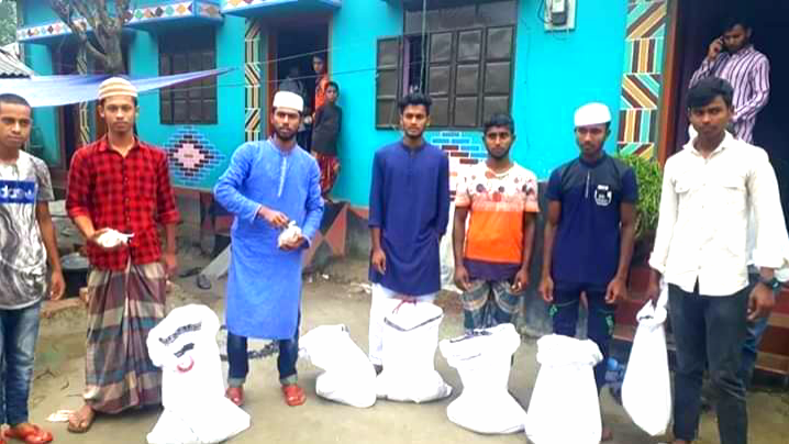 চান্দিনা কামারখোলা পশ্চিম পাড়া মসজিদ কমপ্লেক্সের উদ্যোগে ইফতার বিতরণ