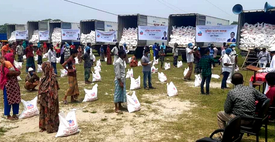দেবিদ্বারে ১০ হাজার পরিবারে খাদ্য সহায়তা দিচ্ছে ঢাকা গ্রুপের এমডি আবুল কালাম আজাদ