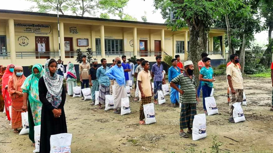 দাউদকান্দিতে ঈদ আনন্দের টাকায় ৪’শ পরিবারের মাঝে ঈদ সামগ্রী বিতরণ
