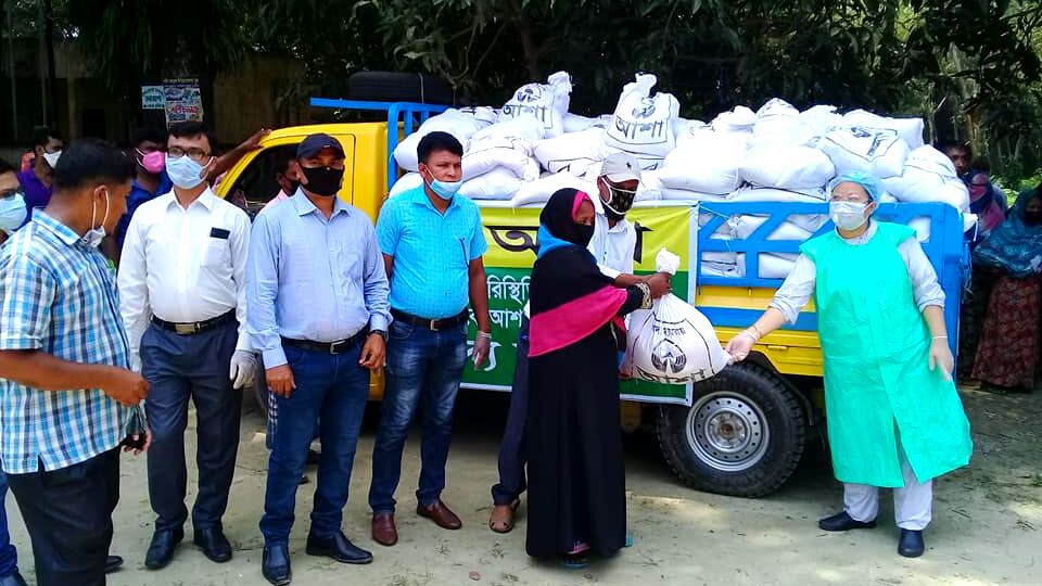 হোমনায় ২০০ অসহায় নারী-পুরুষকে খাদ্য সহায়তা দিলো আশা