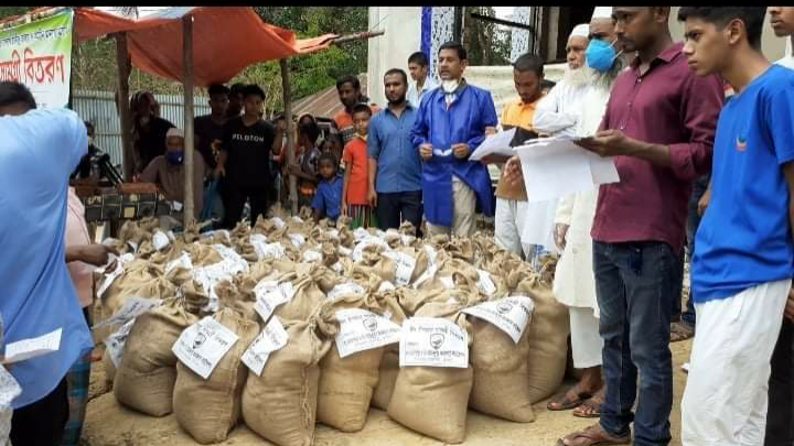 চৌদ্দগ্রামে শতাধিক পরিবারের মাঝে খাদ্য ও ঈদ সামগ্রী বিতরণ