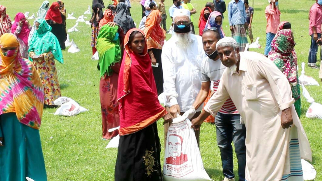 মুরাদনগরে এমপির নির্দেশে নিম্ন আয়ের মানুষের মাঝে হেলাল চৌধূরীর খাদ্য সামগ্রী বিতরণ