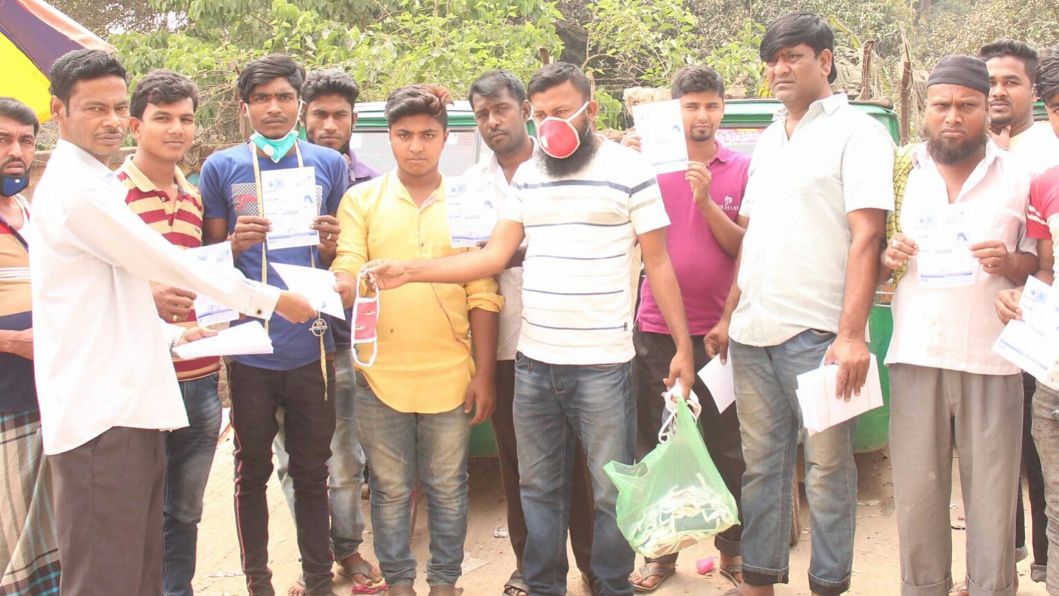 কুমিল্লায় করোনা ভাইরাসে সিএনজি শ্রমিকদের মাঝে ঈদ সামগ্রী বিতরণ