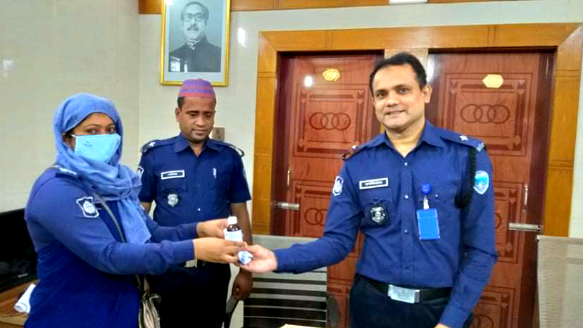 নাঙ্গলকোট থানা পুলিশের মাঝে হোমিও ঔষধ বিতরণ