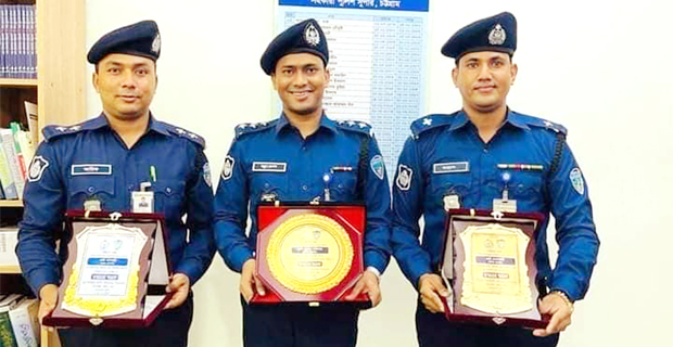 পুরস্কার পেলেন কুমিল্লার চার পুলিশ কর্মকর্তা