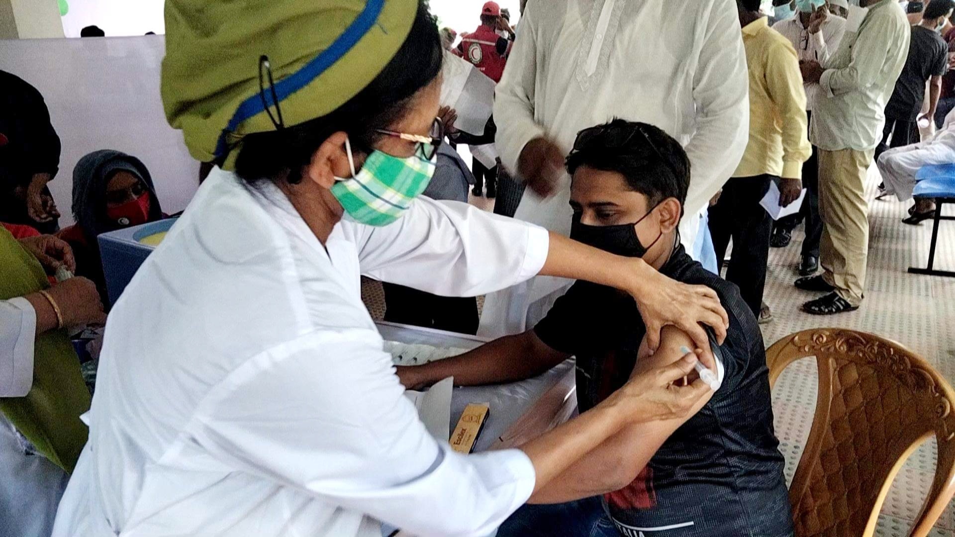 কুমিল্লায় মডার্নার টিকা নিতে কেন্দ্রে দীর্ঘলাইন