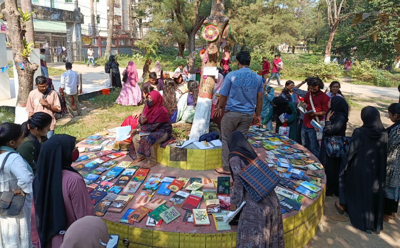 ভিক্টোরিয়া কলেজে পুরাতন বই দিলেই মিলেছে নতুন বই
